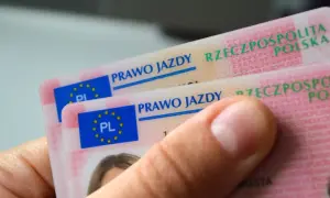 Dwa polskie prawa jazdy w ręce. Marzenie o prawie jazdy 17 lat staje się rzeczywistością.