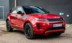 Czerwony Range Rover Evoque z czarnym dachem i felgami. Wiele osób szuka o nim pozytywnych **range rover evoque opinie**.