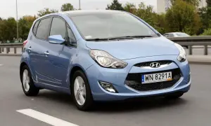 Niebieski Hyundai ix20 na drodze. Wiele osób szuka hyundai ix20 opinie, by dowiedzieć się więcej o tym modelu.