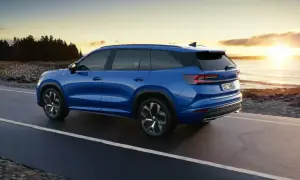 Niebieski Skoda Kodiaq jedzie wzdłuż wybrzeża o zachodzie słońca. Poznaj jego imponujące skoda kodiaq wymiary.
