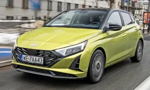 Żółty Hyundai i20 w ruchu miejskim. Sprawdź aktualną hyundai i20 cena i wybierz swój wymarzony samochód.