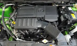 Silnik DOHC 16-zaworowy z systemem zmiennych faz rozrządu w zielonej Mazda 2 2008.
