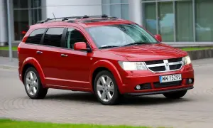 Czerwony Dodge Journey na polskich drogach. Wiele osób szuka dodge journey opinie, by podjąć decyzję o zakupie.