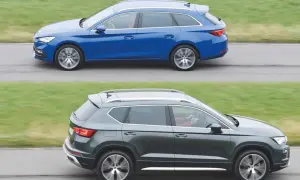 Niebieski Seat Leon kombi i szary Seat Ateca jadą obok siebie.