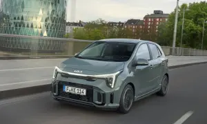 Nowe Kia Picanto w miejskim krajobrazie. Zobacz opinie i przekonaj się, czy to auto dla Ciebie.
