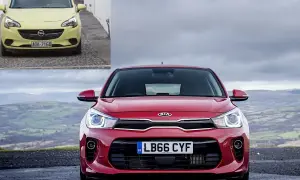 Czerwone Kia Rio na tle krajobrazu. W rogu zdjęcie żółtego Opla. Szukasz kia rio opinie?