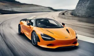 Pomarańczowy McLaren 720S na torze wyścigowym. Sprawdź aktualną mclaren cena i poczuj moc!