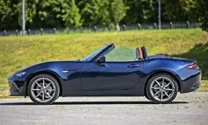 Granatowy roadster z otwartym dachem, gotowy na letnią przejażdżkę.