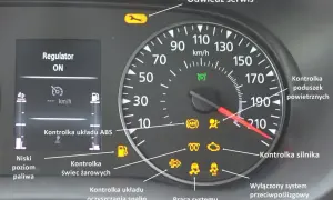 Na desce rozdzielczej świeci się kontrolka trakcji, obok kontrolki silnika i ABS.