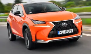 Pomarańczowy Lexus NX300h pędzi po drodze, jego dynamiczna sylwetka i nowoczesne linie przyciągają wzrok.