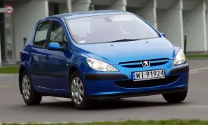 Niebieski Peugeot 307 1.6 benzyna w ruchu miejskim.