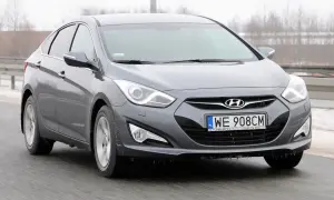 Szary Hyundai i40 1.7 CRDi na drodze, z widocznymi sopelkami lodu pod zderzakiem.