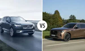 Porównanie: ciemny Volvo XC90 na mokrej drodze kontra brązowa Mazda CX-90 na tle drzew.