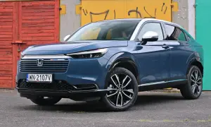 Niebieski Honda HR-V prezentuje swoje kompaktowe honda hrv wymiary na tle kolorowych garaży.