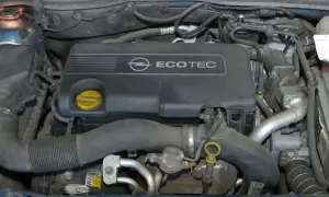 Silnik Ecotec w Oplu Astra 3. Widoczna pokrywa silnika, przewody i akumulator.