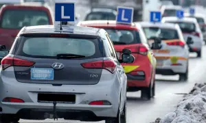 Samochody nauki jazdy w korku. Zastanawiasz się, ile kosztuje prawo jazdy A1?