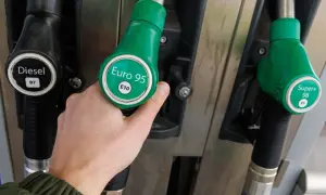 Dłoń trzymająca zieloną dyszę z napisem "Euro 95", gotowa do tankowania mojego klasycznego **fiat 127**.