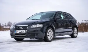 Czarny Audi A3 2004 na śniegu, gotowy na zimowe przygody.