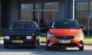 Dwa Ople: klasyczny czarny i nowoczesny pomarańczowy Opel Corsa 2022.