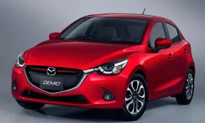 Czerwona Mazda Demio z eleganckim przodem i charakterystycznym grillem.