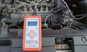 Tester ciśnienia common rail podłączony do silnika. Urządzenie RPT-5 pokazuje odczyt 42.5 MPa.