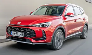 Czerwony MG ZS na drodze. Wiele osób szuka mg zs opinie przed zakupem.