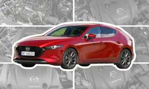 Czerwona Mazda 3 Skyactiv z bliska, z widocznym silnikiem Skyactiv-G i Skyactiv-X w tle.