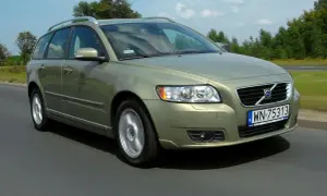 Złoty Volvo V50 w ruchu drogowym. Wiele osób szuka volvo v50 opinie, by podjąć decyzję o zakupie.