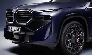 Elegancki, ciemnoniebieski BMW XM z podświetlaną atrapą chłodnicy i sportowymi felgami. Sprawdź BMW XM cena i możliwości tego SUV-a.