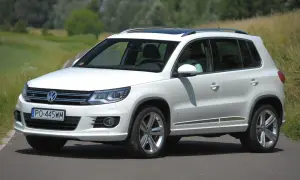Biały Volkswagen Tiguan na drodze. Sprawdź jego wymiary i możliwości terenowe.
