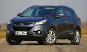 Szary Hyundai ix35 na drodze. Wiele osób szuka hyundai ix35 opinie przed zakupem.