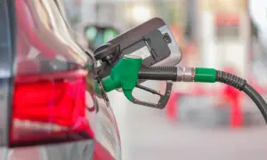Tankowanie mojego Kia Ceed 1.6 benzyna. Zielona dysza dystrybutora paliwa wlewa benzynę do baku.