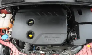 Silnik Duratorq TDCI w Fordzie Focus MK3 1.6. Widoczna czarna osłona silnika z logo.