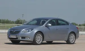 Srebrny Opel Insignia, sedan. Poznaj jego imponujące opel insignia wymiary i przestronne wnętrze.