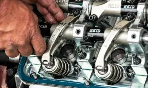 Mechanik precyzyjnie reguluje zawory w silniku, dbając o każdy detal.