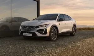 Nowy Peugeot 408 w kolorze białym, z charakterystycznym grillem i nowoczesnymi światłami. Sprawdź jego atrakcyjną peugeot 408 cenę.