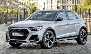 Szary Audi A1 na brukowanej ulicy. Stylowy miejski samochód, którego a1 wymiary idealnie pasują do ciasnych zakamarków miasta.