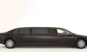 Czarny, wydłużony VW Phaeton W12, luksusowa limuzyna na specjalne okazje.