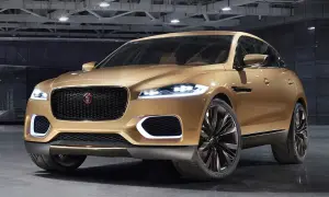 Złoty Jaguar F-Pace prezentuje się elegancko. Wiele osób szuka jaguar f pace opinie, by poznać jego zalety.