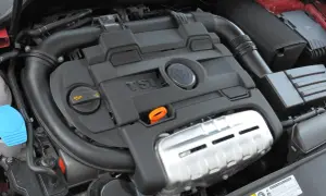 Silnik 1.4 TSI z widocznym logo VW. Czysty i zadbany, gotowy do pracy.