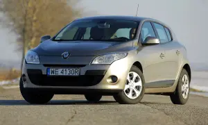 Złoty Renault Megane 3 na drodze. Wiele pozytywnych **opinii** o tym modelu krąży w sieci.
