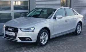 Srebrny sedan Audi A4 B8, często chwalony w opiniach za styl i komfort.