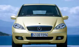 Złota Mercedes A-klasa, przód auta. Mechanicy chwalą jego niezawodność.