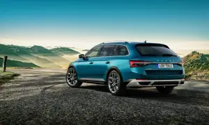 Turkusowy Skoda Combi na tle górskiego krajobrazu.