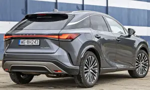 Szary Lexus RX 450h+ z tablicą WE 8H243. Poznaj jego imponujące lexus rx wymiary i styl.