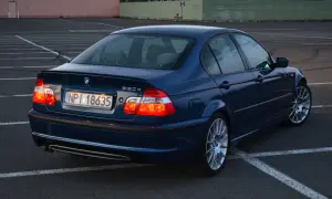 Granatowe BMW E46 330d na parkingu. Wiele pozytywnych opinii o tym modelu, szczególnie o jego silniku.