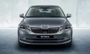 Szara Skoda Octavia z przodu, z widocznym grillem i światłami. Poznaj jej imponujące skoda octavia wymiary.