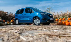 Niebieski Opel Combo Life na tle jesiennych dekoracji z dyniami i słomą. Idealny na rodzinne wycieczki.