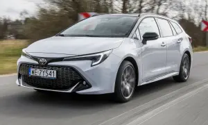 Srebrna Toyota Corolla kombi w ruchu. Wiele pozytywnych toyota corolla opinie potwierdza jej wszechstronność.