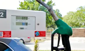 Zielony pistolet do paliwa na stacji Orlen. Obok wyświetlacz z zerowym licznikiem, gotowy do tankowania VERVA 98.